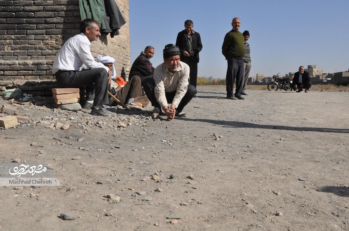 تیله بازی پیرمردها زیر سایه ایوان طرق تیله بازی پیرمردها زیر سایه ایوان طرق