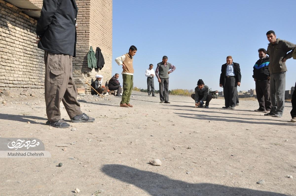 تیله بازی پیرمردها زیر سایه ایوان طرق تیله بازی پیرمردها زیر سایه ایوان طرق