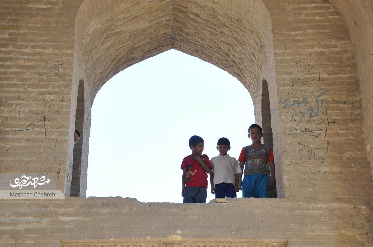 تیله بازی پیرمردها زیر سایه ایوان طرق تیله بازی پیرمردها زیر سایه ایوان طرق