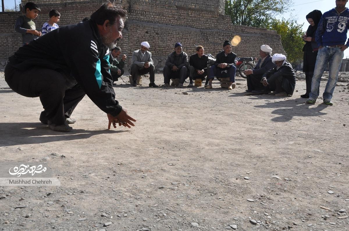 تیله بازی پیرمردها زیر سایه ایوان طرق تیله بازی پیرمردها زیر سایه ایوان طرق