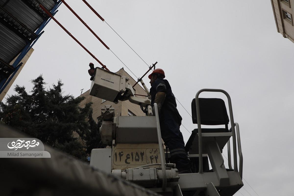 حال و روز پرخطر سیم بانهای خط گرم شرکت توزیع نیروی برق مشهد حال و روز پرخطر سیم بانهای خط گرم شرکت توزیع نیروی برق مشهد