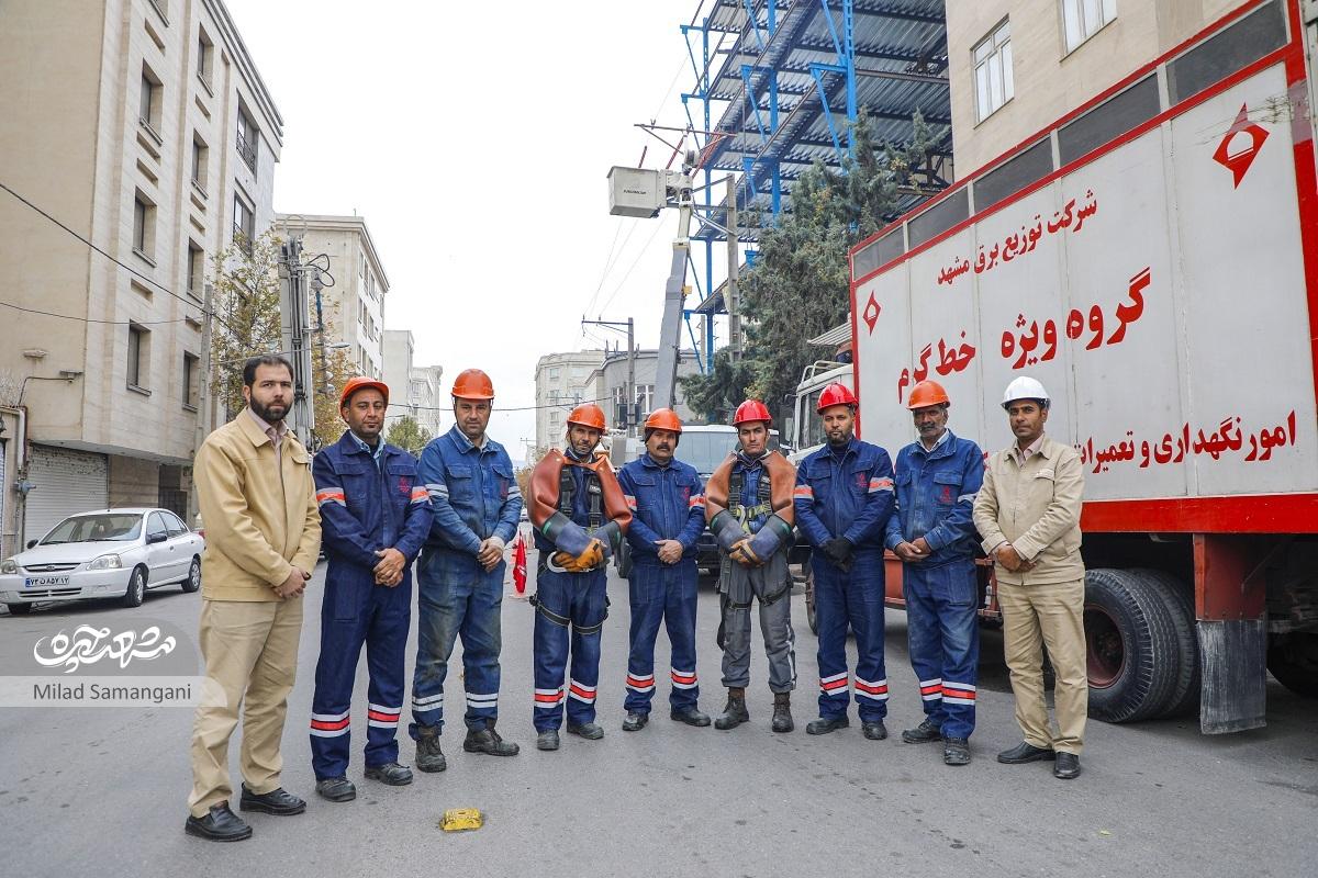 حال و روز پرخطر سیم بانهای خط گرم شرکت توزیع نیروی برق مشهد حال و روز پرخطر سیم بانهای خط گرم شرکت توزیع نیروی برق مشهد