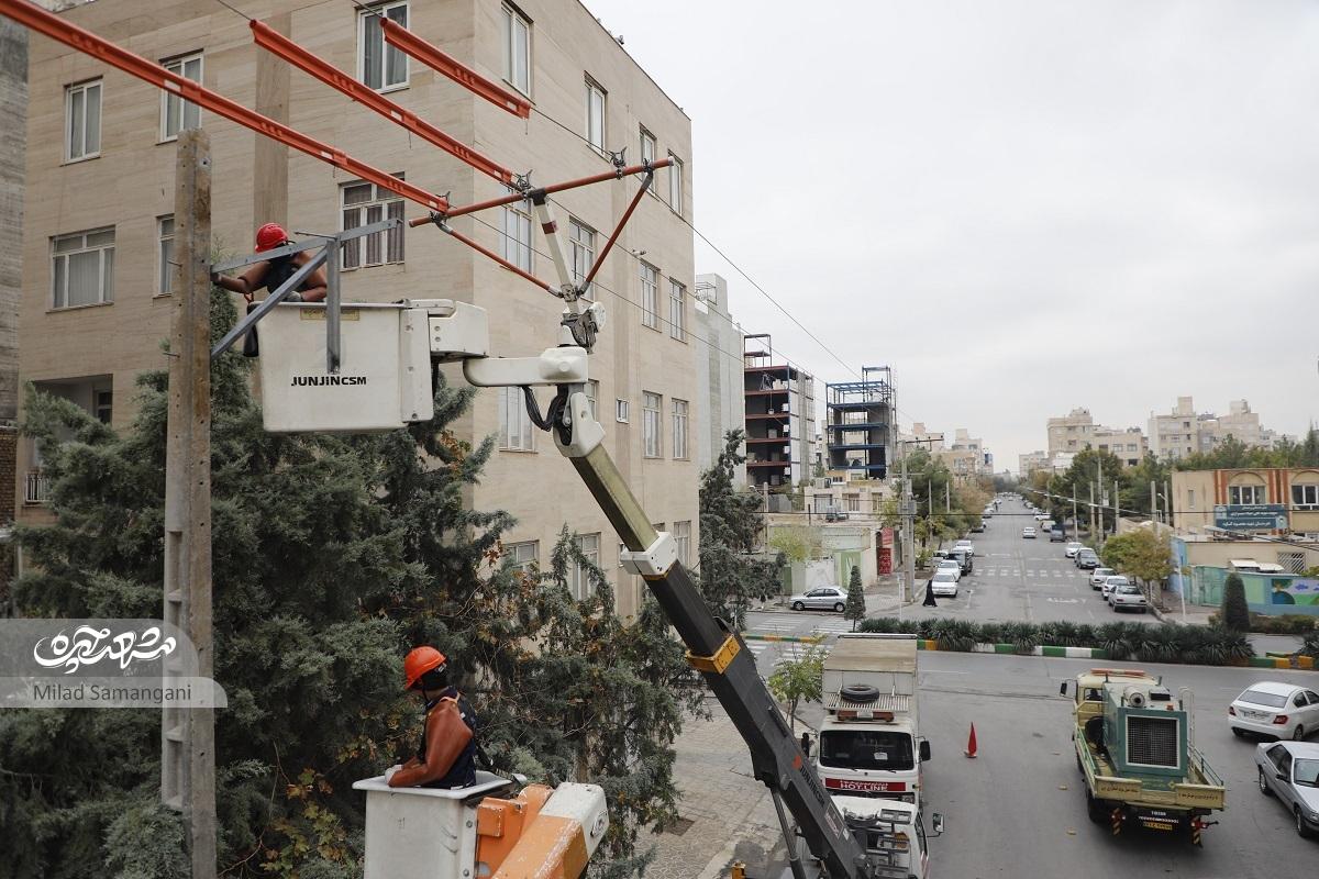 حال و روز پرخطر سیم بانهای خط گرم شرکت توزیع نیروی برق مشهد حال و روز پرخطر سیم بانهای خط گرم شرکت توزیع نیروی برق مشهد