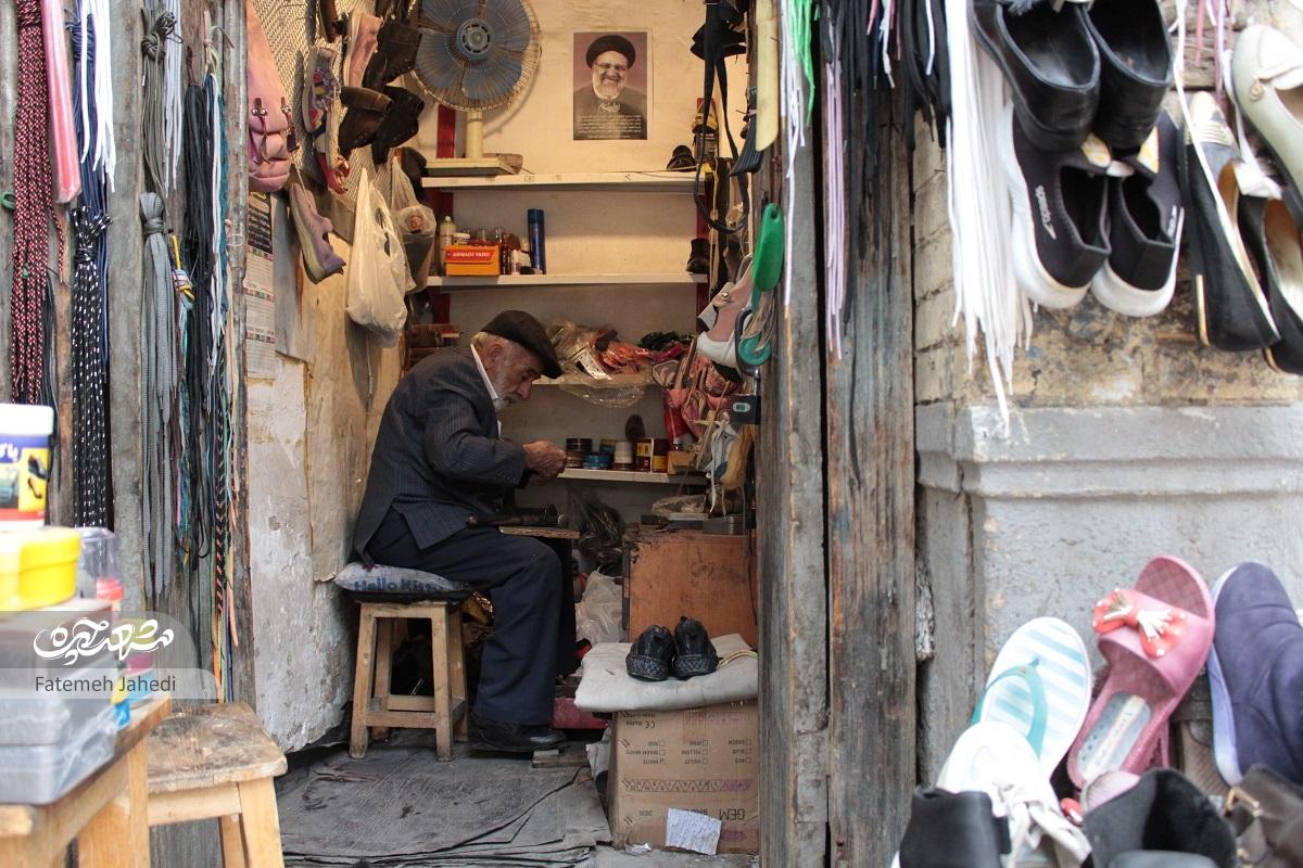 ۶۰ سال وصله پینههای اوستا حبیبالله روی کفش عابران ۶۰ سال وصله پینههای اوستا حبیبالله روی کفش عابران