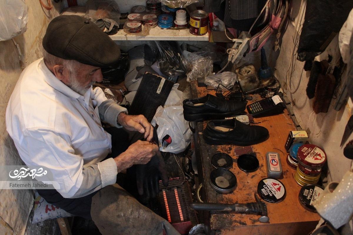 ۶۰ سال وصله پینههای اوستا حبیبالله روی کفش عابران ۶۰ سال وصله پینههای اوستا حبیبالله روی کفش عابران