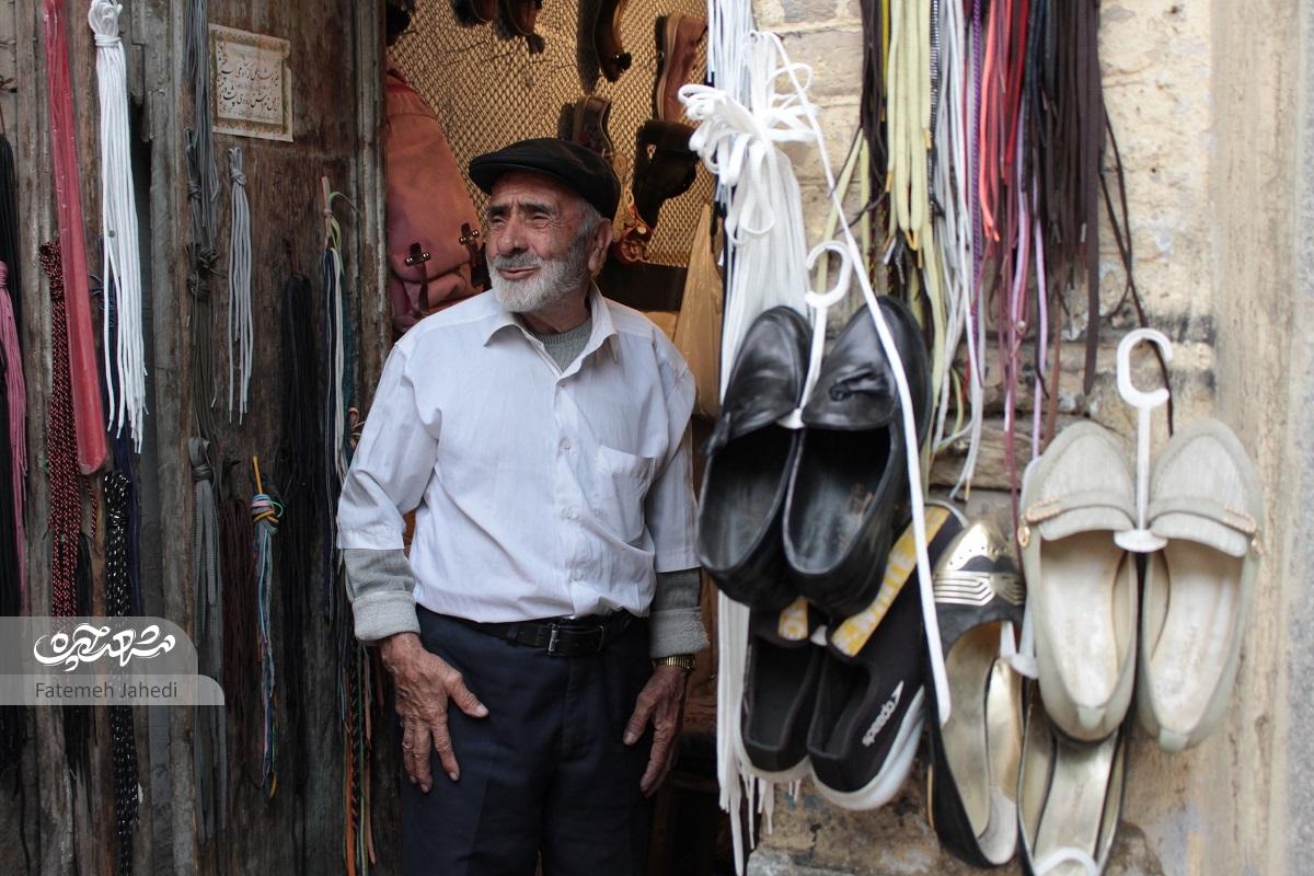 ۶۰ سال وصله پینههای اوستا حبیبالله روی کفش عابران ۶۰ سال وصله پینههای اوستا حبیبالله روی کفش عابران