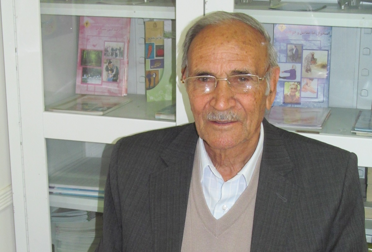 محمدعلی عشرت آبادی ۴۲‌سال سابقه خدمت در آموزش و پرورش را دارد