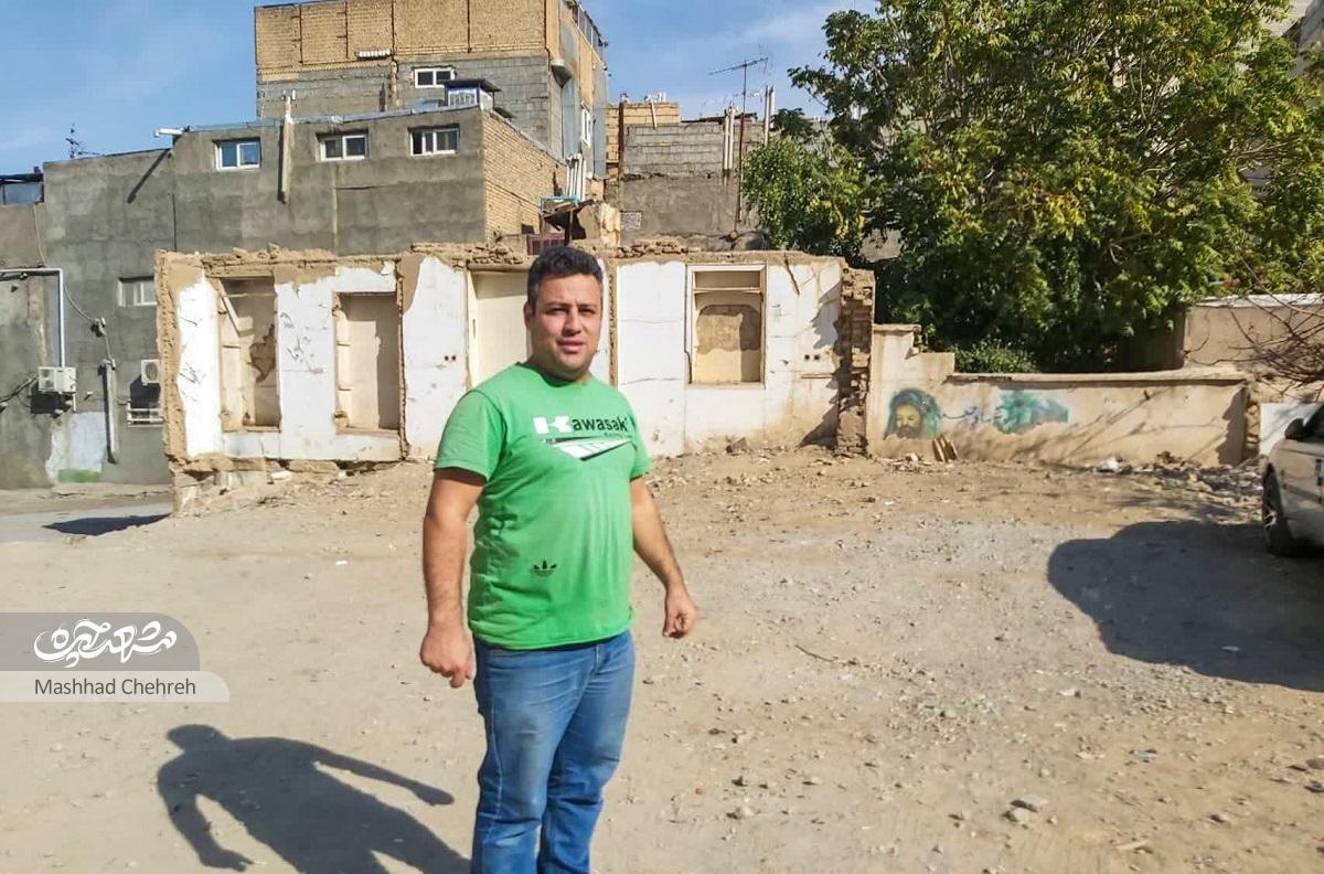 با محسن کاشفیان که یکی از معدود بازماندههای کوچه محراب خان استزمین فوتبال سهمتری با محسن کاشفیان که یکی از معدود بازماندههای کوچه محراب خان استزمین فوتبال سهمتری