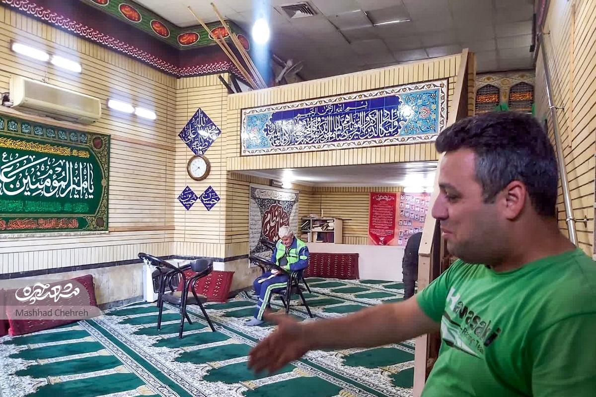 با محسن کاشفیان که یکی از معدود بازماندههای کوچه محراب خان استزمین فوتبال سهمتری با محسن کاشفیان که یکی از معدود بازماندههای کوچه محراب خان استزمین فوتبال سهمتری