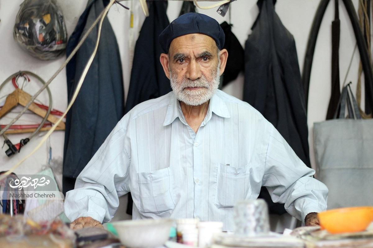 شلوارهای ساسوندار و کتهای یقهانگلیسی اهالی قدیمی کوشش، کار دست حاج محمد رضازاده است شلوارهای ساسوندار و کتهای یقهانگلیسی اهالی قدیمی کوشش، کار دست حاج محمد رضازاده است