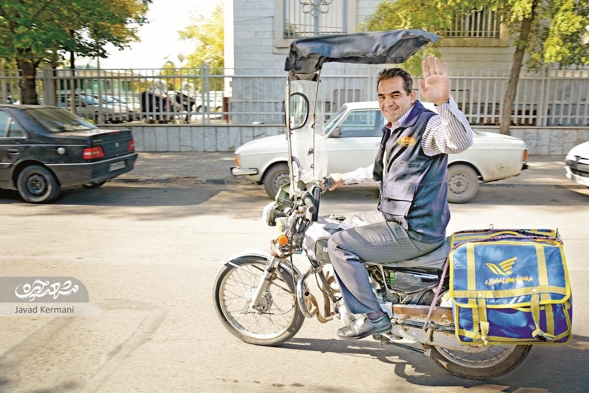 پستچی محله المهدی میگوید هنوز کسانی هستند که نامه نوشتن را دوست دارند پستچی محله المهدی میگوید هنوز کسانی هستند که نامه نوشتن را دوست دارند