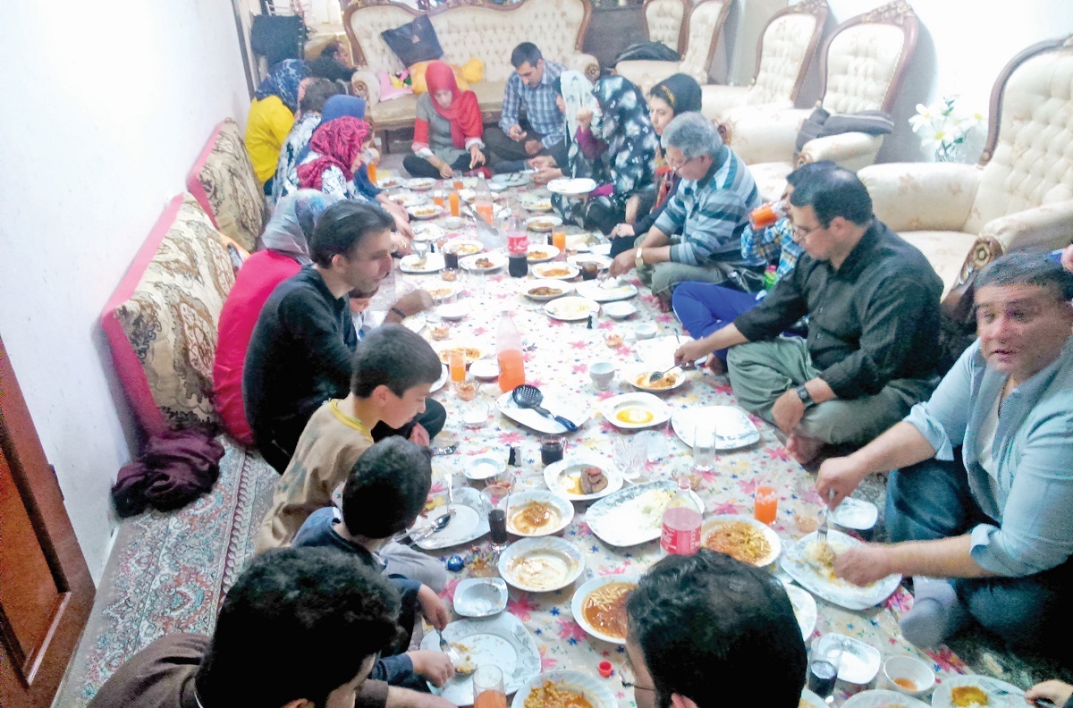 خانواده ۲۸ نفری علی آقا، ظهر جمعه اول هرماه را کنار یکدیگر می‌گذرانند