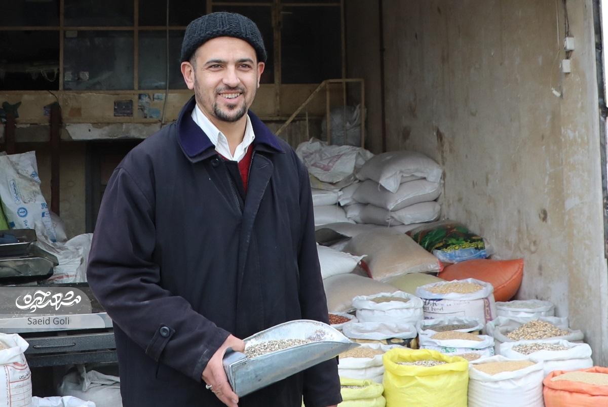 همراه با حسین خوشدل که خوراک پرندهها را می فروشددانههای پرخاصیت همراه با حسین خوشدل که خوراک پرندهها را می فروشددانههای پرخاصیت