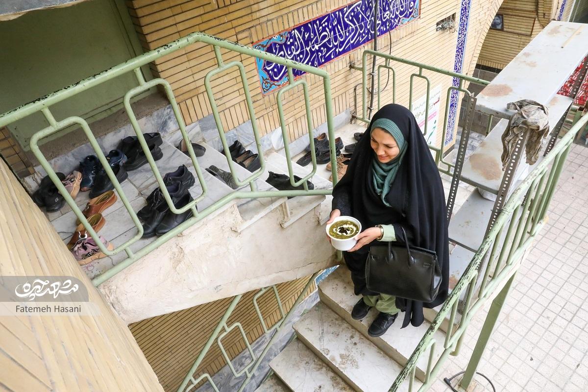 پخت آش در مسجد نور برای کمک به جبهه مقاومت