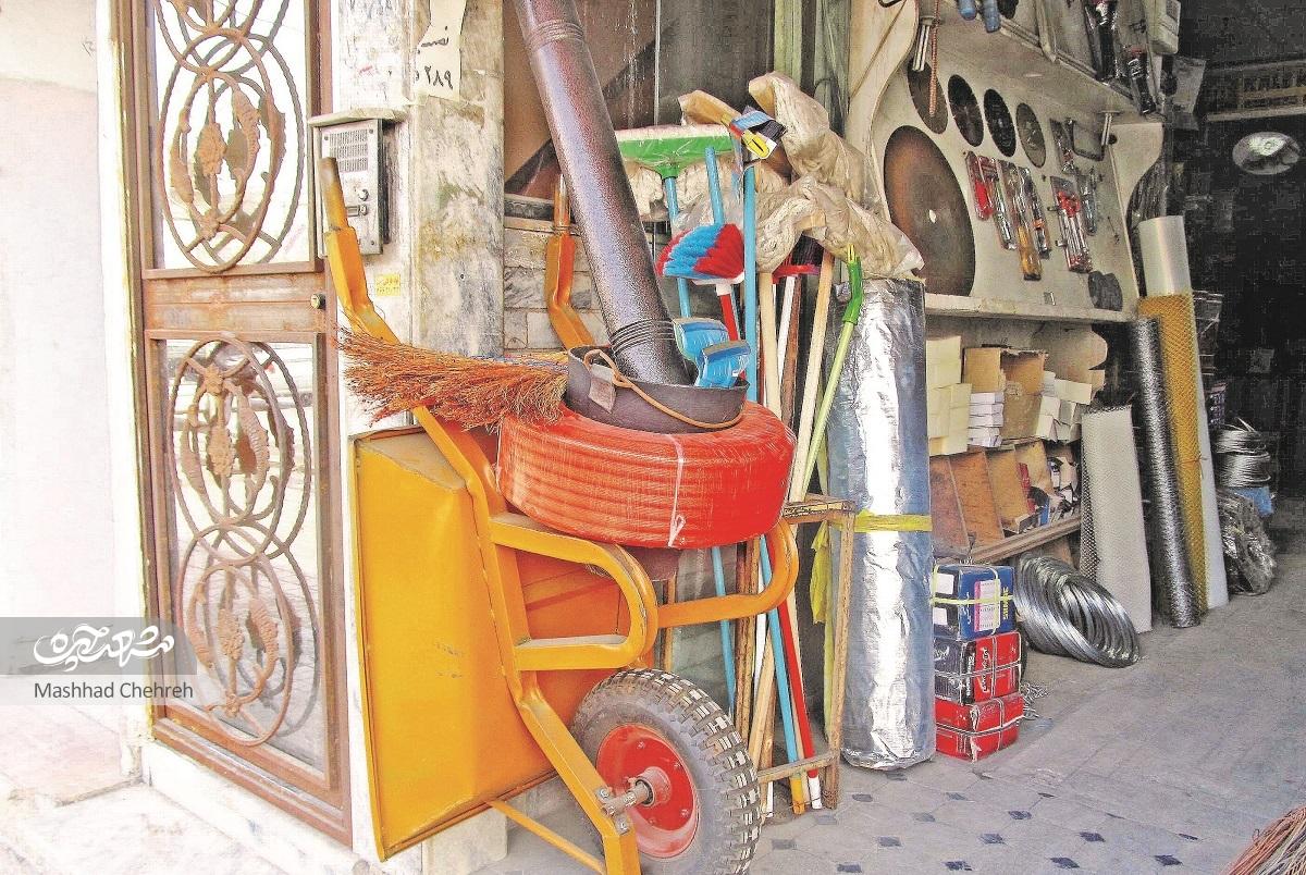 حسن آقا ۵۰ سال است که با پیچ و مهره و ابزار سر و کار دارد. حسن آقا ۵۰ سال است که با پیچ و مهره و ابزار سر و کار دارد.