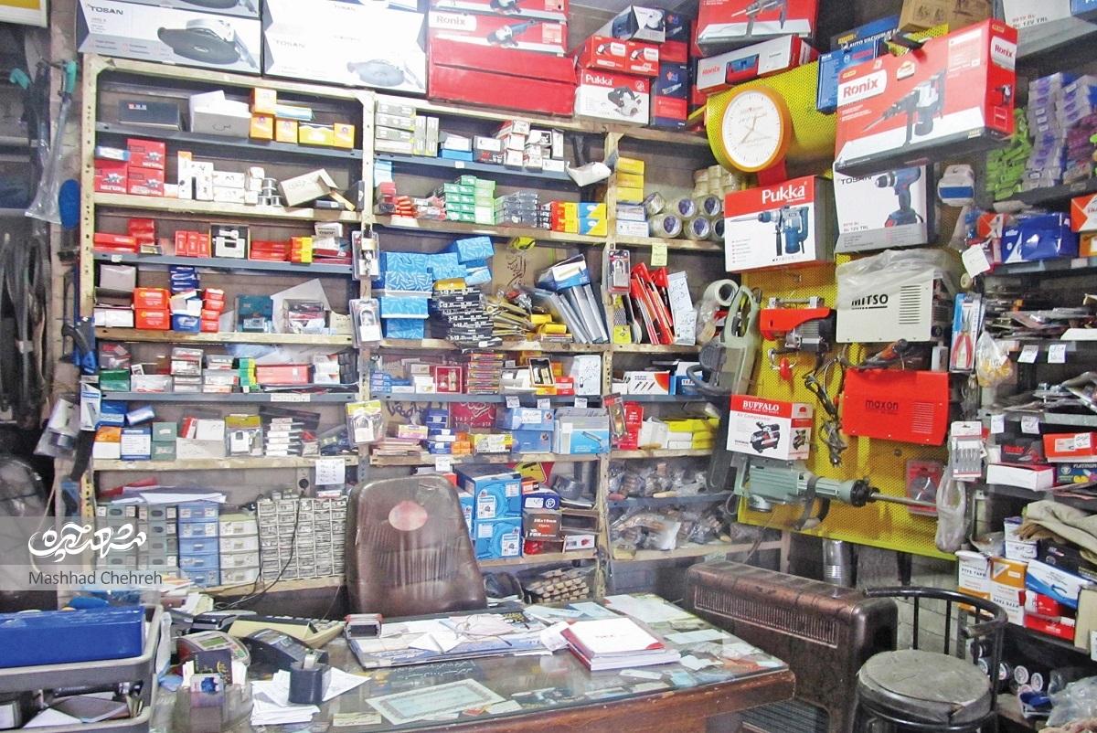 حسن آقا ۵۰ سال است که با پیچ و مهره و ابزار سر و کار دارد. حسن آقا ۵۰ سال است که با پیچ و مهره و ابزار سر و کار دارد.