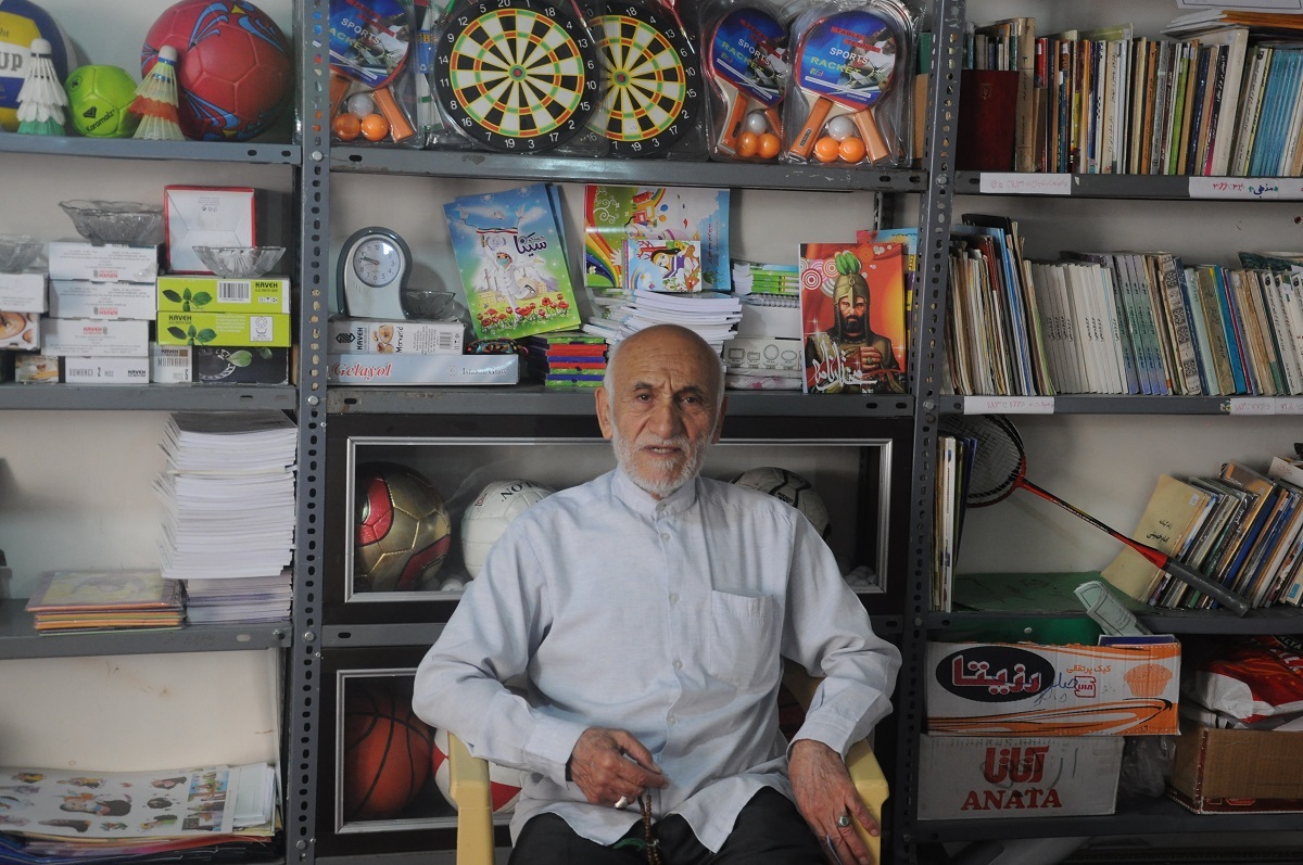 حاج هاشم نصر بر گردن خیلی از جوانان محله هفده شهریور حق پدری دارد حاج هاشم نصر بر گردن خیلی از جوانان محله هفده شهریور حق پدری دارد