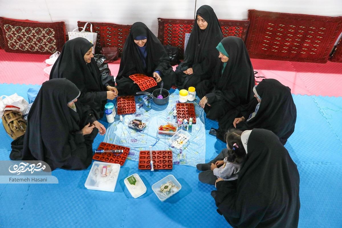 رزیتا پُراتعلی، پای بانوان محله انقلاب را به دنیای هنر باز کرده است رزیتا پُراتعلی، پای بانوان محله انقلاب را به دنیای هنر باز کرده است