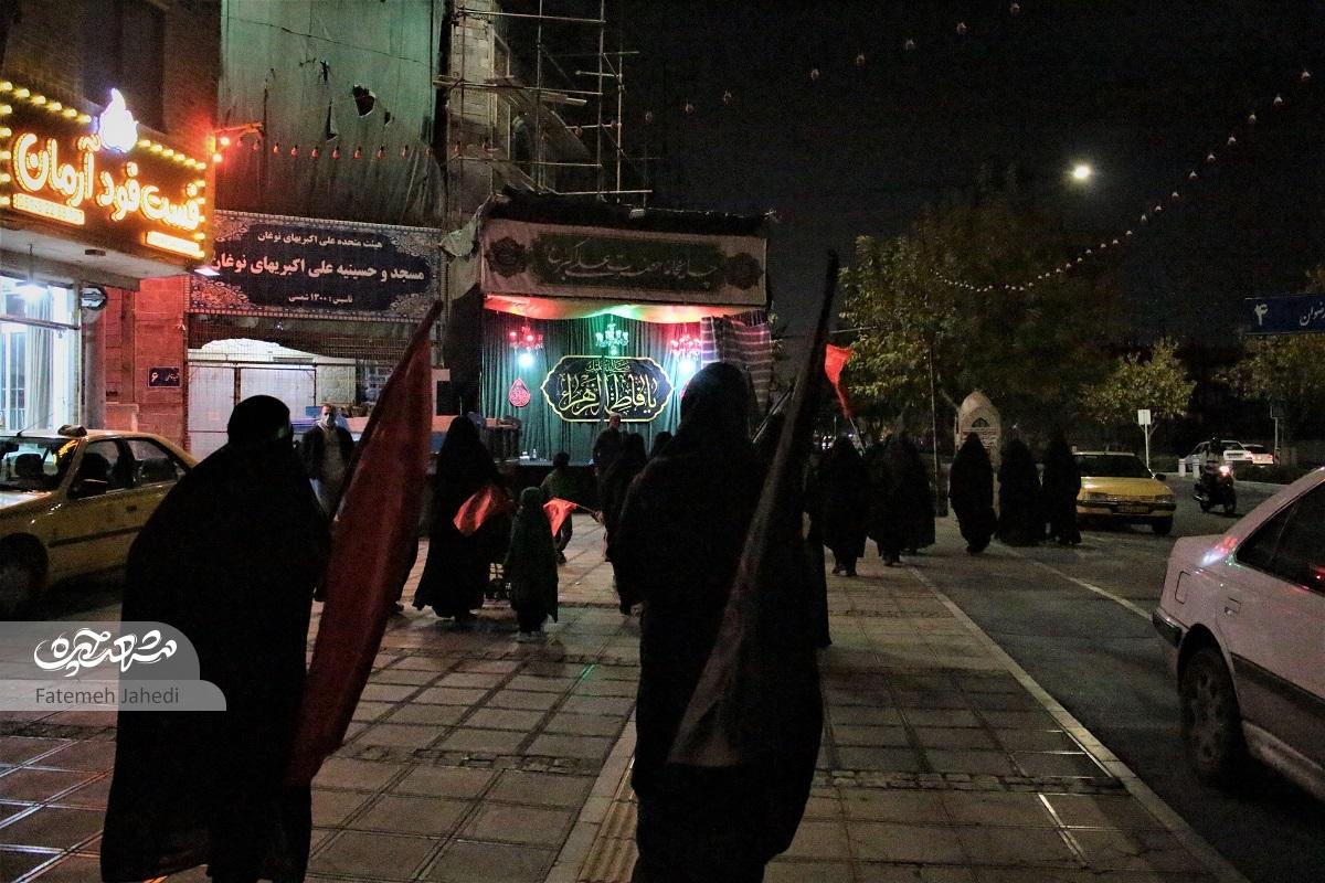 خانمهای خیابان هاتف، هر هفته برای زیارت دستهجمعی تا حرم پیاده میروند خانمهای خیابان هاتف، هر هفته برای زیارت دستهجمعی تا حرم پیاده میروند