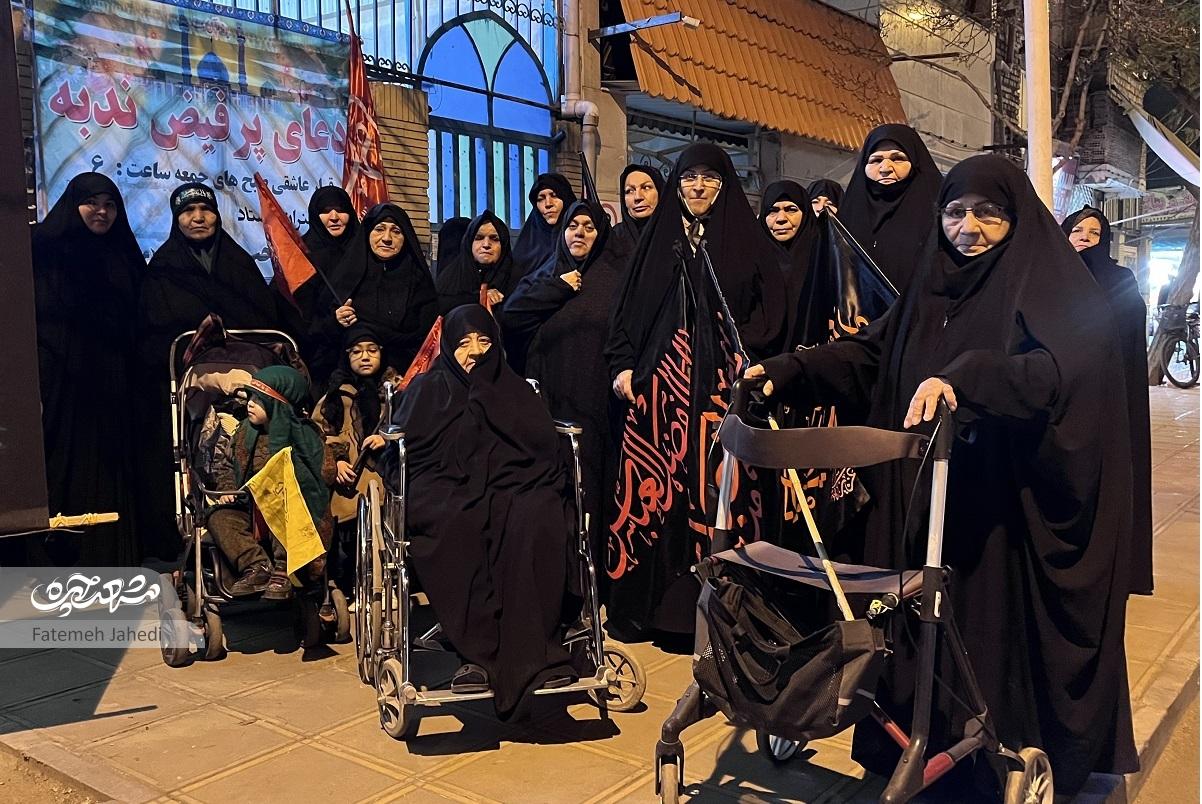 خانمهای خیابان هاتف، هر هفته برای زیارت دستهجمعی تا حرم پیاده میروند خانمهای خیابان هاتف، هر هفته برای زیارت دستهجمعی تا حرم پیاده میروند