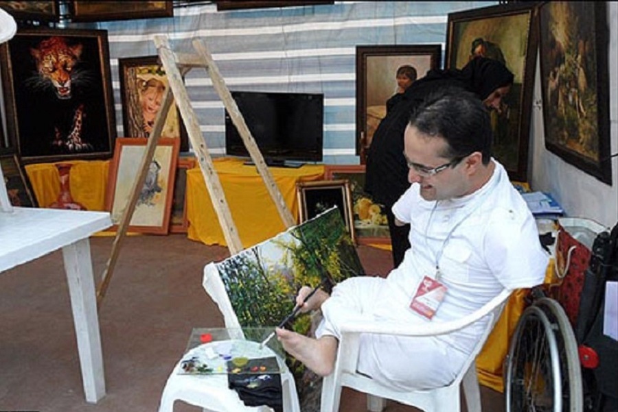 نقاشی‌های مصطفی بدون دست و پا!