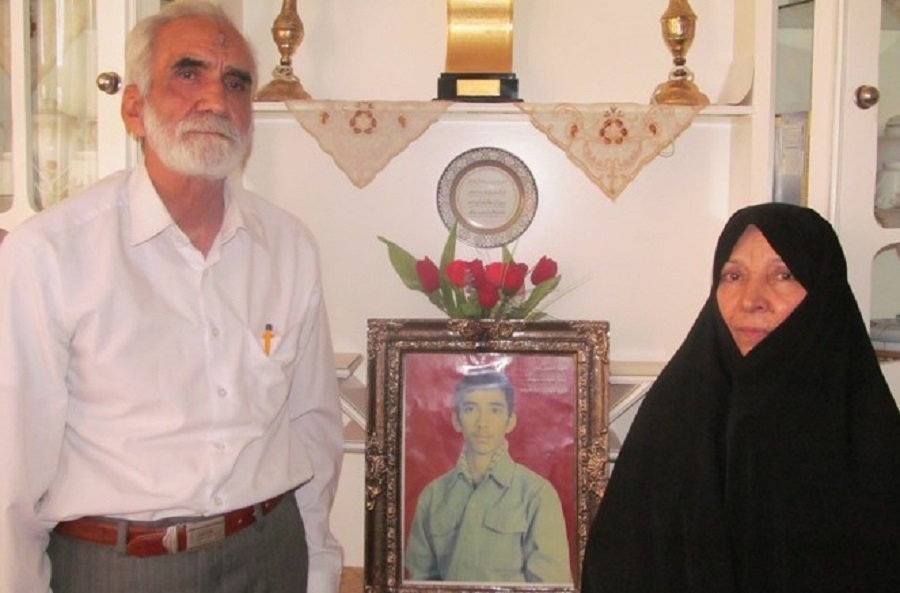 حسین دباغ دانشآموز بسیجی بود که در عملیات مهران به شهادت رسید حسین دباغ دانشآموز بسیجی بود که در عملیات مهران به شهادت رسید