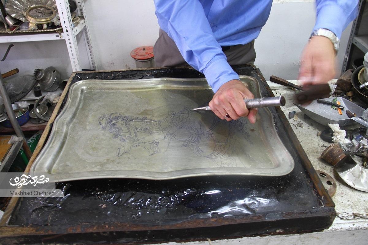 حسن شکاری ۳۰ سال از عمرش را در حرفه قلم‌زنی سپری کرده است.