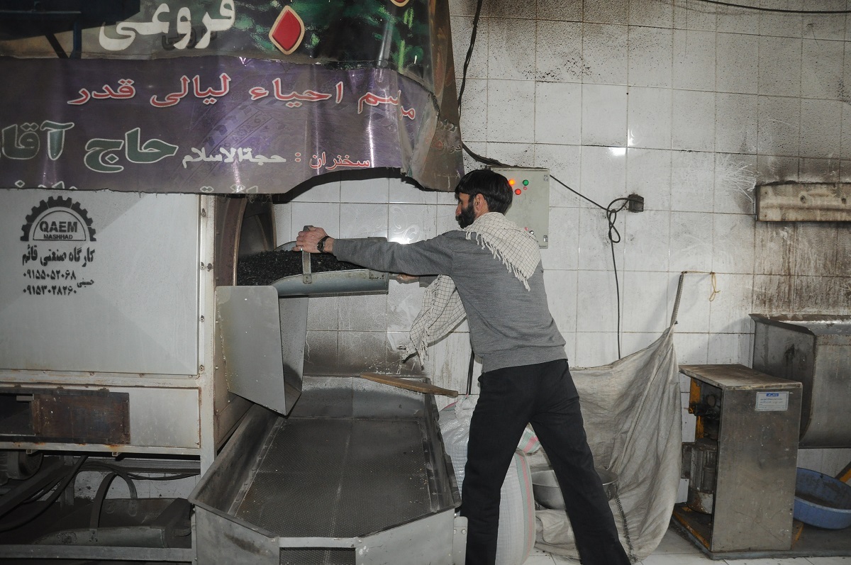 محسن نادی یزدی پایهگذار تخمه داغ در مشهد است محسن نادی یزدی پایهگذار تخمه داغ در مشهد است
