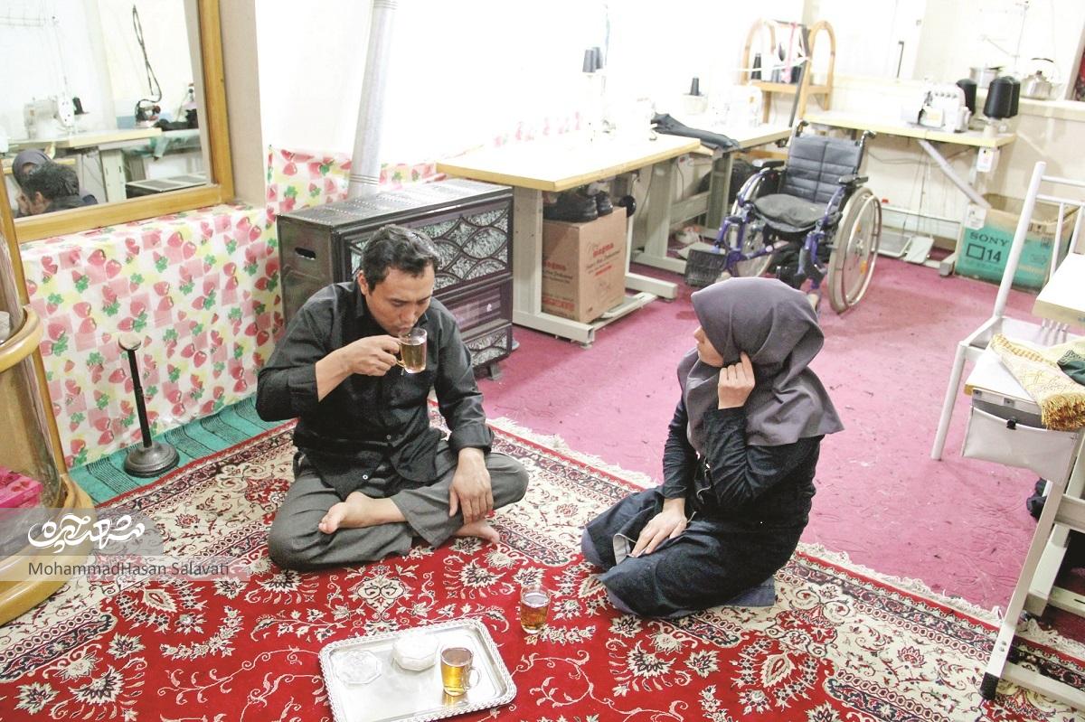 زوج معلولی که سختیها زندگی را با شیرینی کنار هم سپری میکنند زوج معلولی که سختیها زندگی را با شیرینی کنار هم سپری میکنند