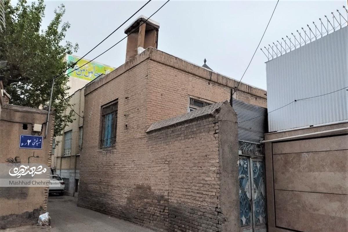 ساکنان کوچه «مسجد دوازدهامامیها» سالی یکبار حرم را گلباران میکنند ساکنان کوچه «مسجد دوازدهامامیها» سالی یکبار حرم را گلباران میکنند