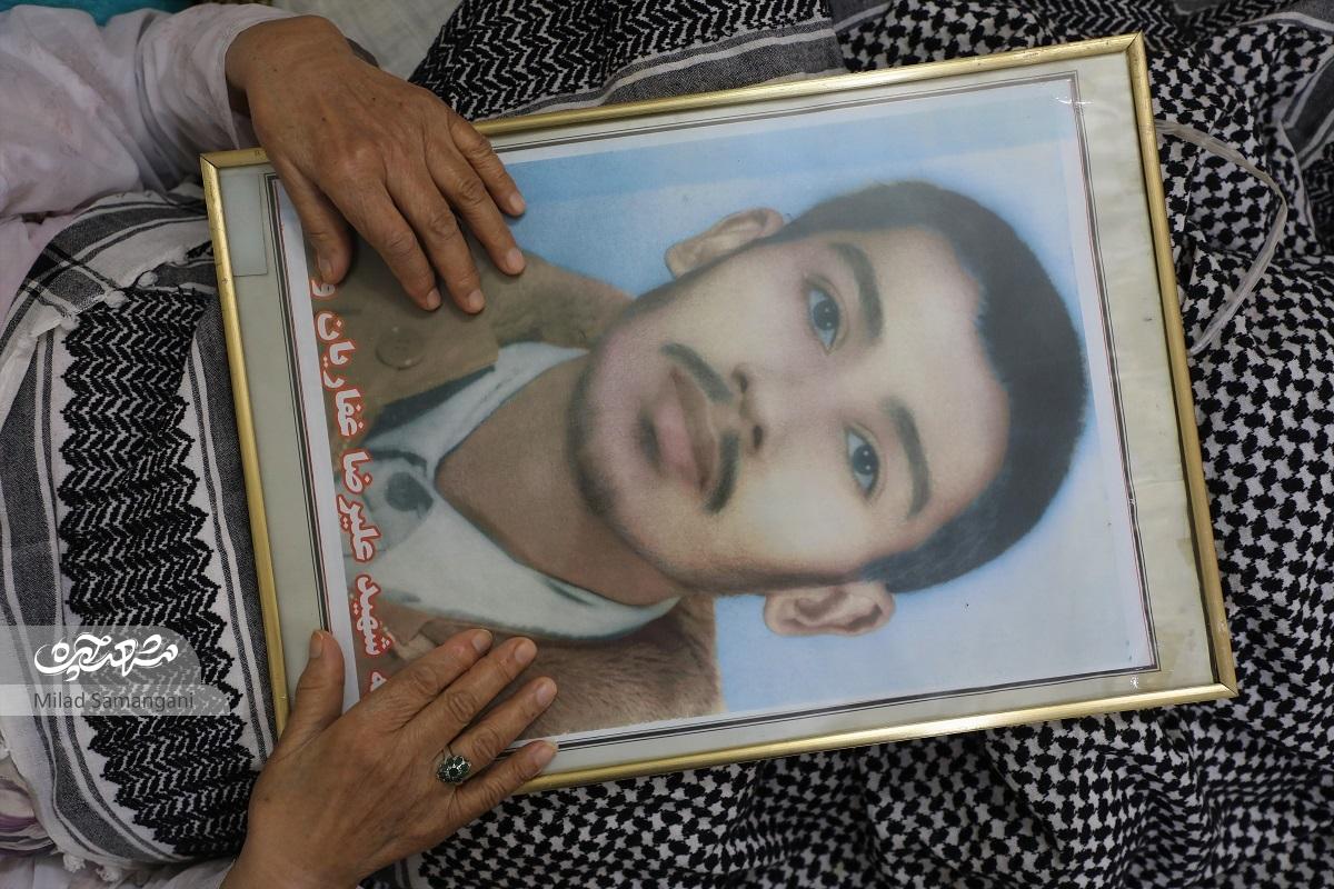 در سوگ مادر شهید غفاریان که دار و ندارش را وقف کرد در سوگ مادر شهید غفاریان که دار و ندارش را وقف کرد