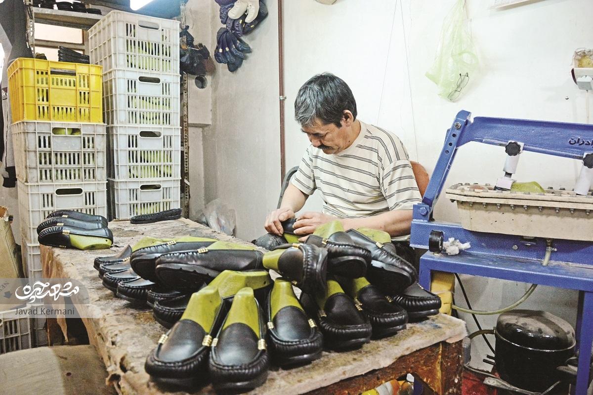 کارگاه کفاشی خانوادگی «خداپناه»، پناه خانواده‌هایی برای اشتغال شده است