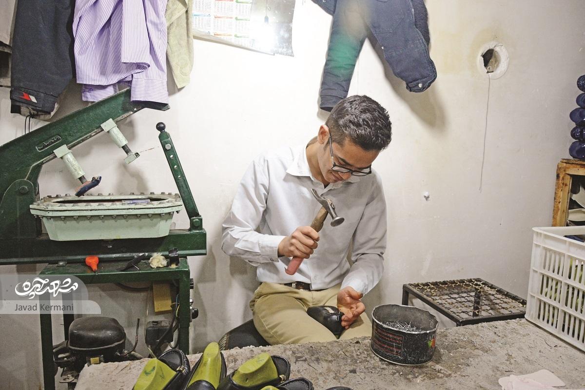 کارگاه کفاشی خانوادگی «خداپناه»، پناه خانواده‌هایی برای اشتغال شده است