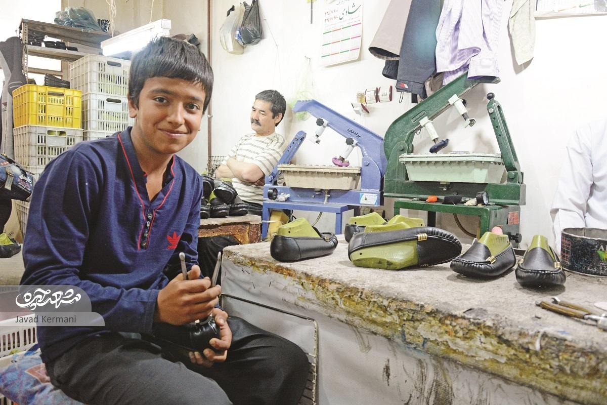 کارگاه کفاشی خانوادگی «خداپناه»، پناه خانواده‌هایی برای اشتغال شده است