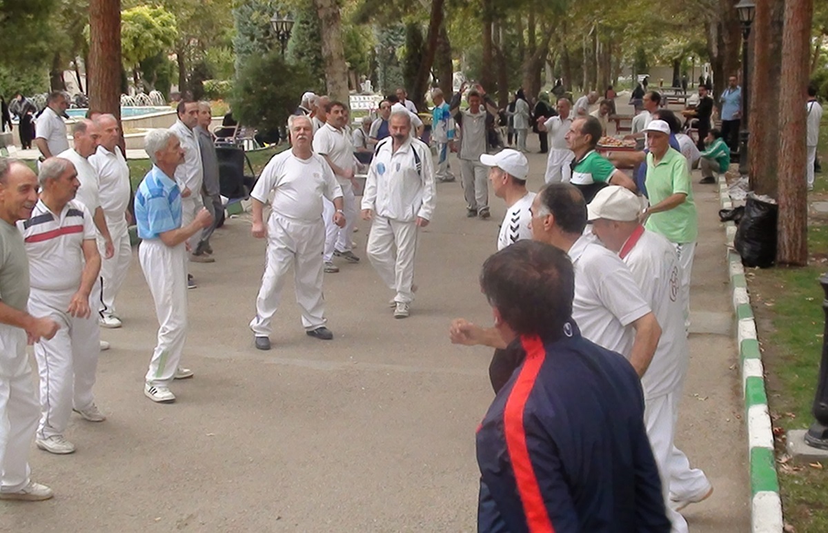 حسین مرصعی مربی ورزش همگانی در بوستان بهشت است