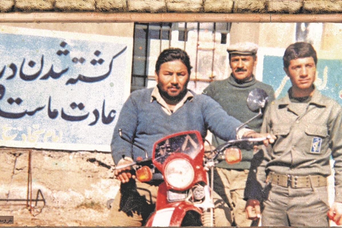 نفر وسط: شهید حسین کارآزما نفر وسط: شهید حسین کارآزما