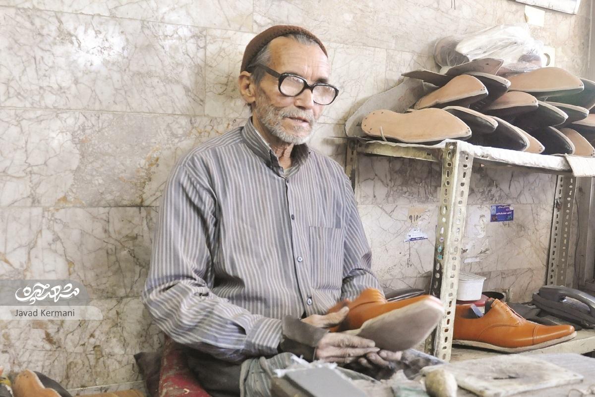 چهل سال کفاشی حاجی قربانی در باغ قلیانی