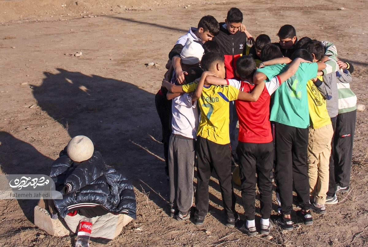 بازی فوتبال استعدادهای محروم از امکانات روی زمین بایر