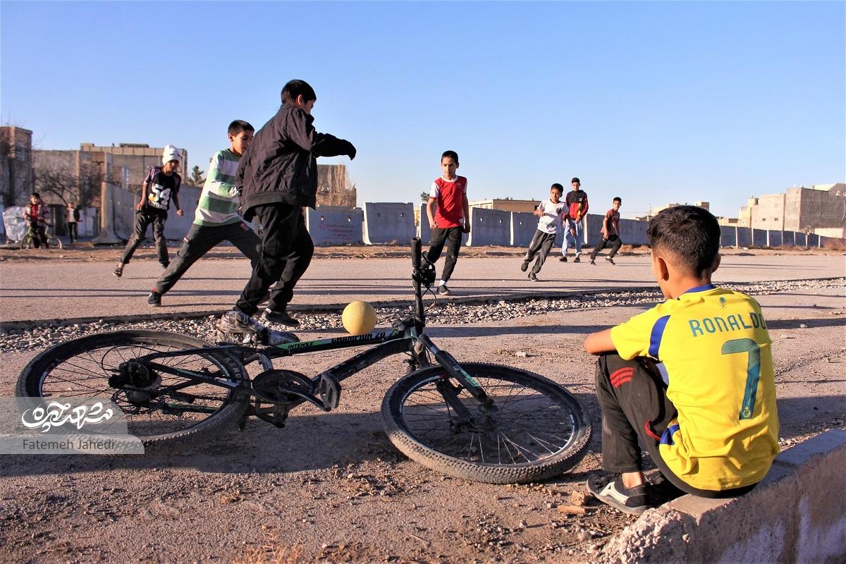 بازی فوتبال استعدادهای محروم از امکانات روی زمین بایر