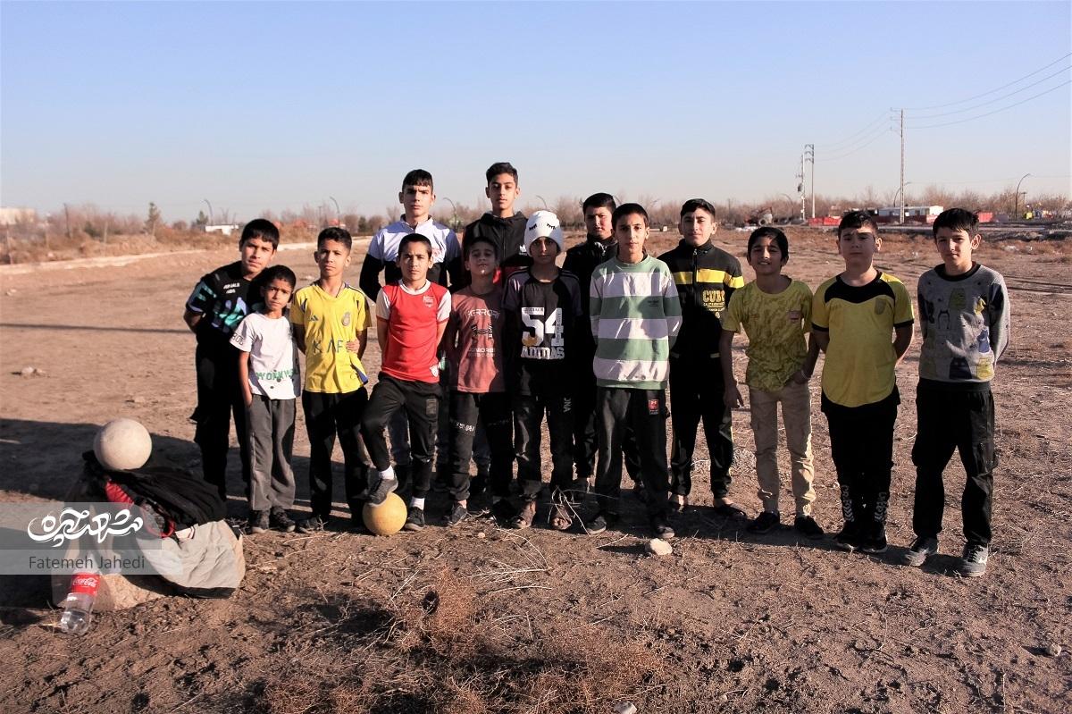 بازی فوتبال استعدادهای محروم از امکانات روی زمین بایر