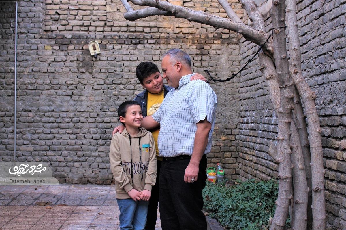 علی خاورداد، پدر ۳ دختر، سرپرستی ۲ پسر را نیز پذیرفته است