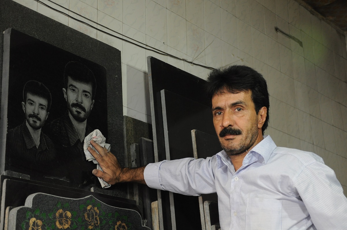 سنگ قبر تراش محله پروین اعتصامی هرروز برای درگذشتگان فاتحه می‌خواند