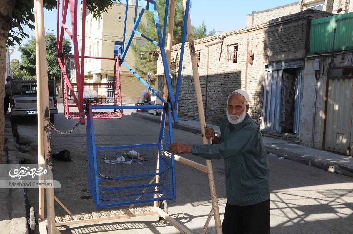 بچه‌های مشهد منتظر بودند حاج‌آقا چرخ‌و‌فلکی به محله‌شان برود