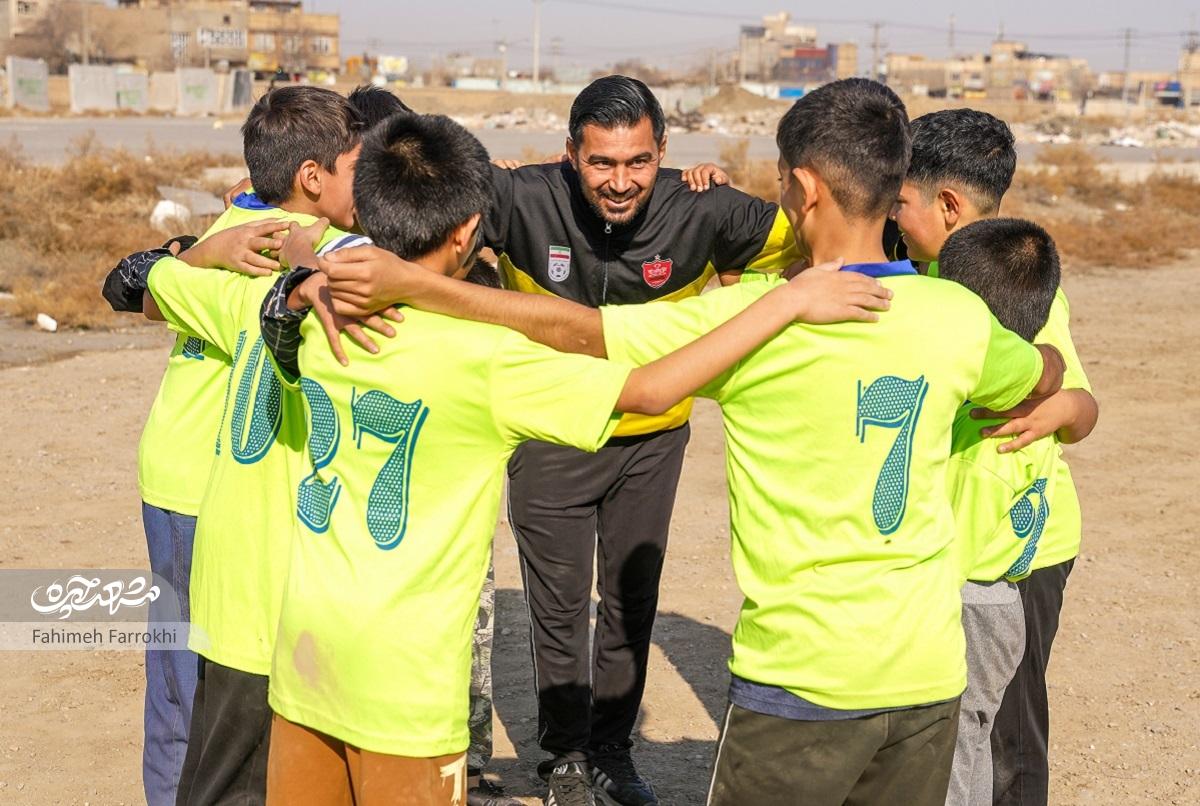 وحید ظفری بدون هیچ چشمداشتی مربی فوتبالیست‌های نوجوان محله اروند است