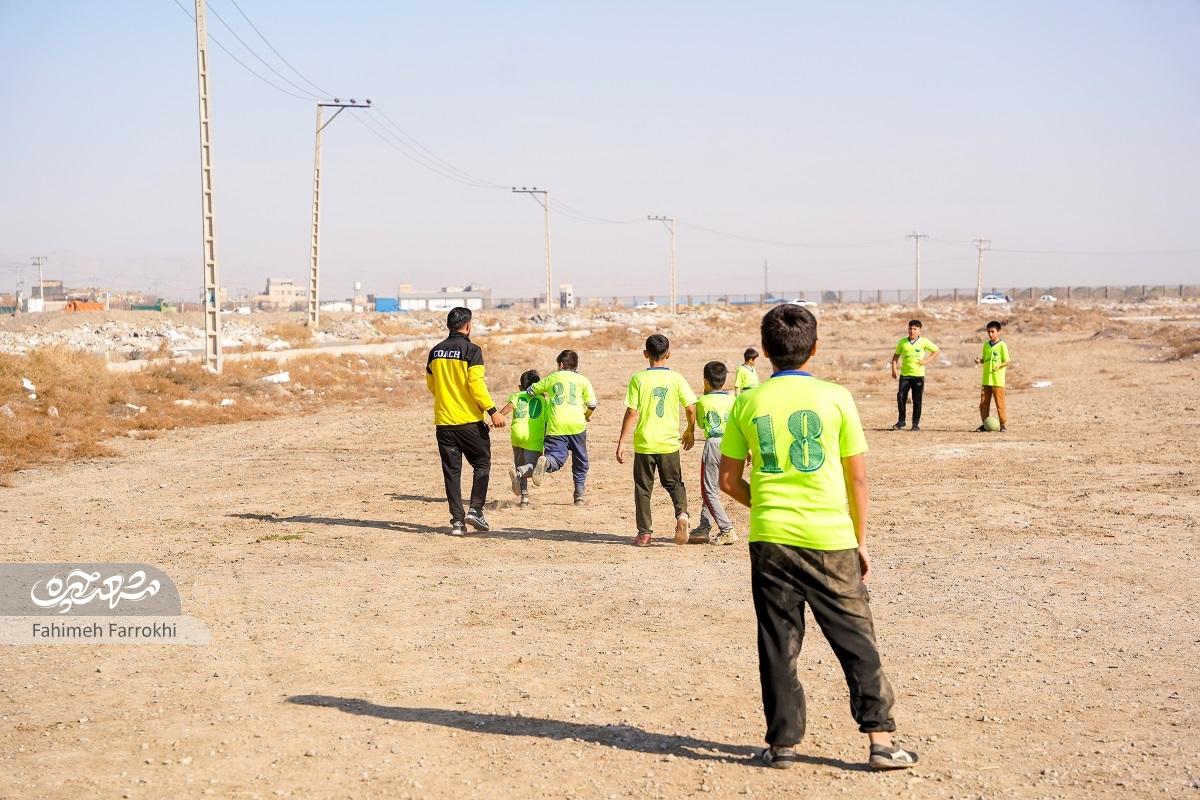 وحید ظفری بدون هیچ چشمداشتی مربی فوتبالیست‌های نوجوان محله اروند است