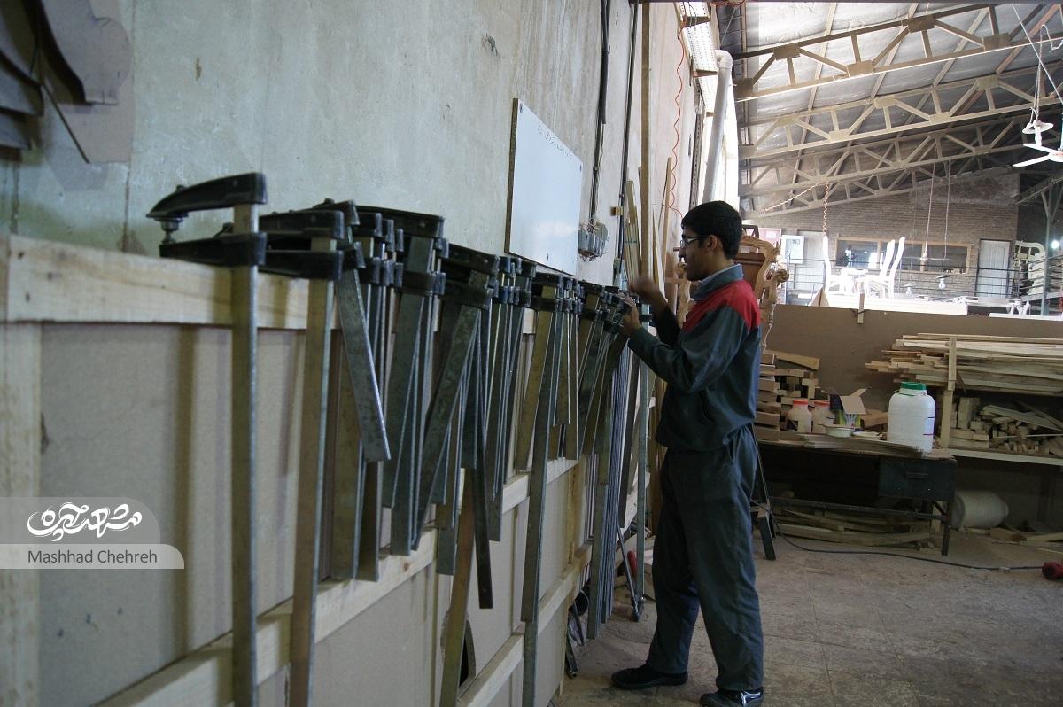 بیشتر از ۶۰ کارگر در کارگاه مبل سازی حمیدآقا فعالیت میکنند بیشتر از ۶۰ کارگر در کارگاه مبل سازی حمیدآقا فعالیت میکنند