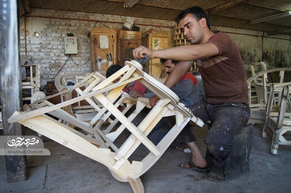 بیشتر از ۶۰ کارگر در کارگاه مبل سازی حمیدآقا فعالیت میکنند بیشتر از ۶۰ کارگر در کارگاه مبل سازی حمیدآقا فعالیت میکنند