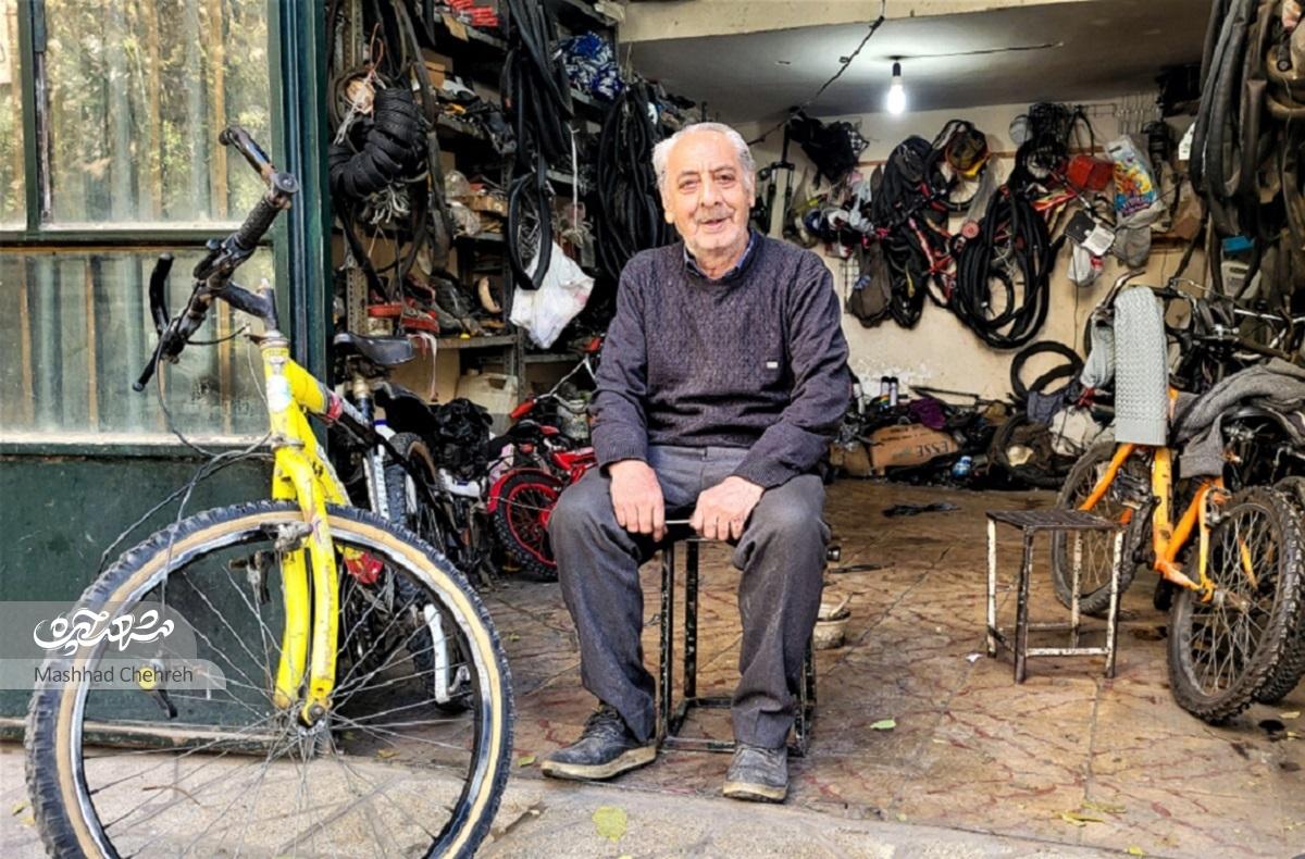 عباس ابنحسینی با ابزارهای ساده تعمیر دوچرخه میکند