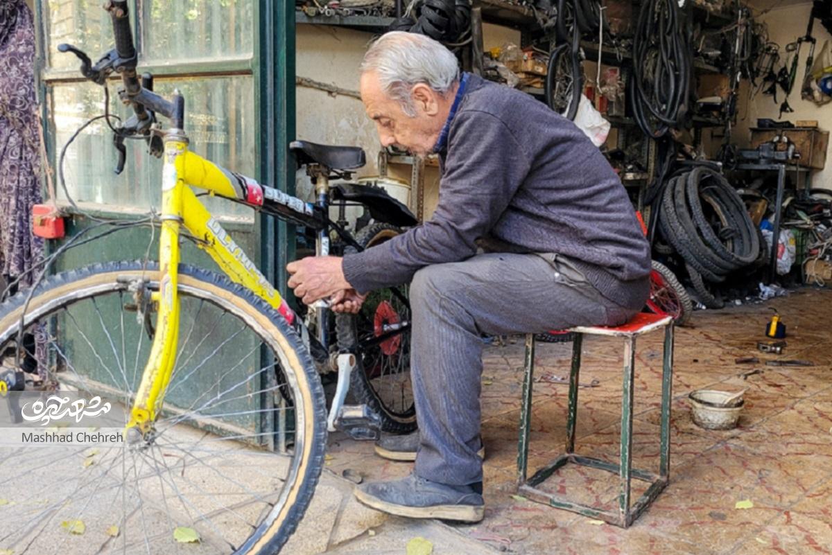 نیم‌قرن است شیوه کار دوچرخه‌ساز محله شهیدبهشتی تغییر نکرده استجراحی دوچرخه با ابزارهای ساده