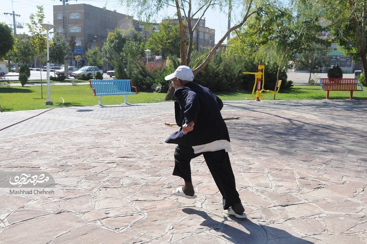 حاج‌علي مرادي نوجواني‌اش را در زمان احمدشاه گذرانده‌ است